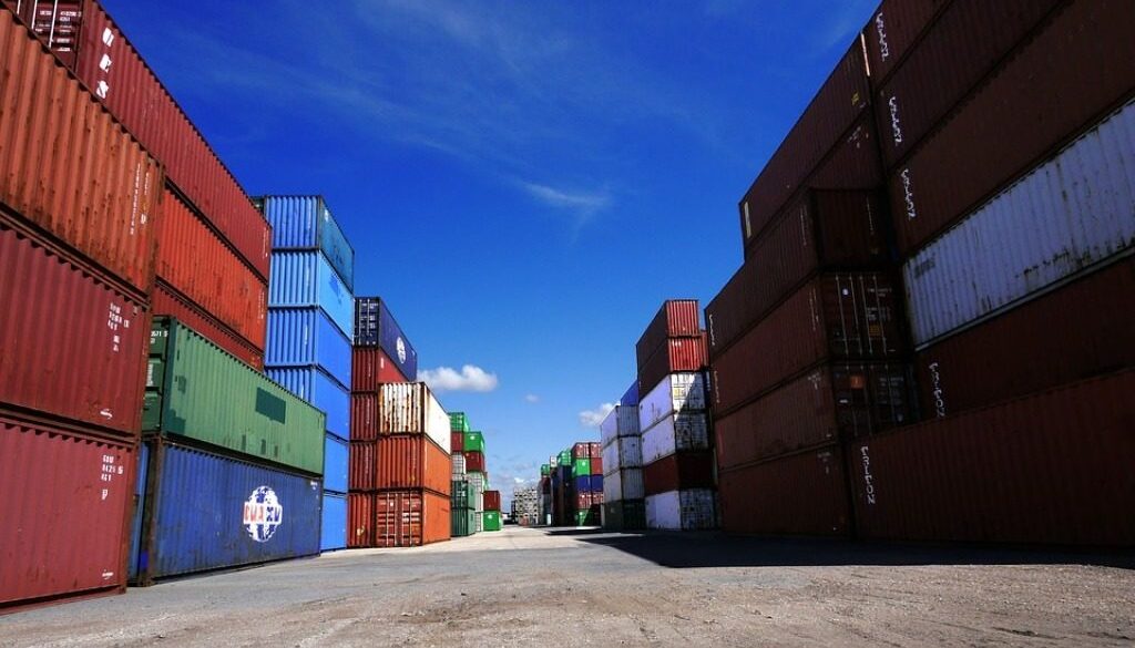 magazzino all'aperto con container impilati