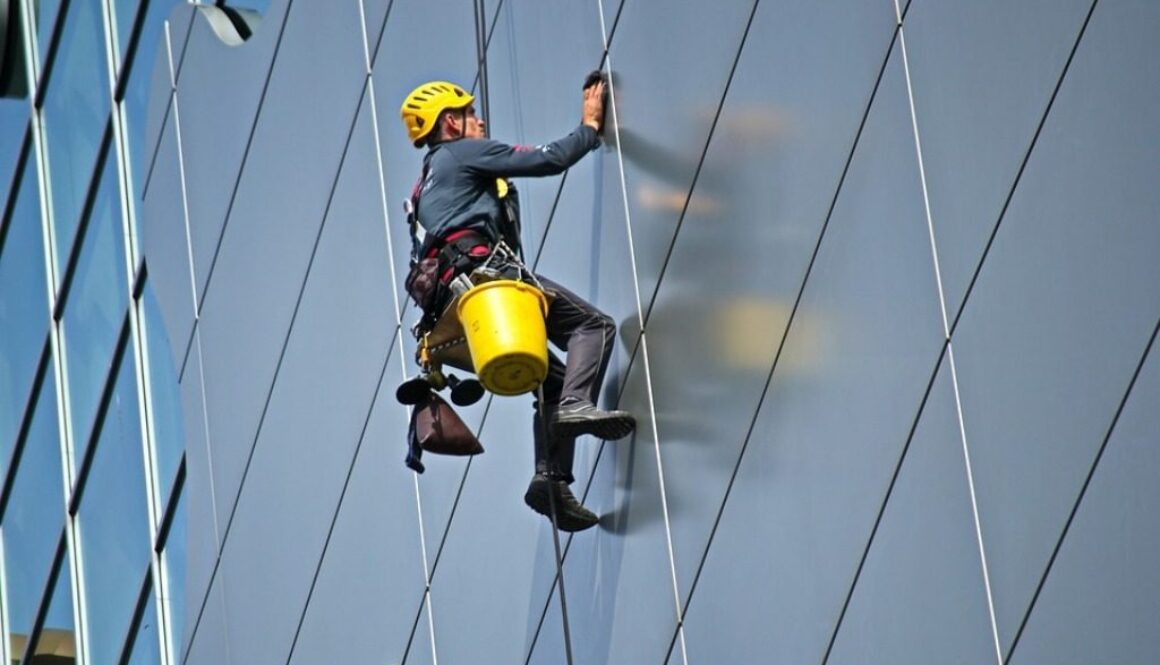 pulizie vetri di un grattacelo