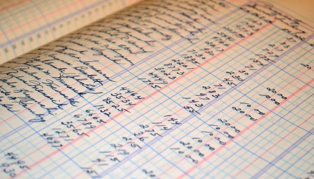 registro di contabilità a mano