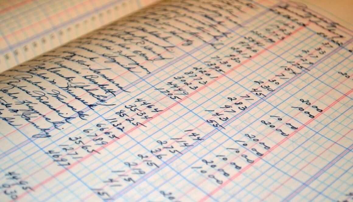 registro di contabilità a mano