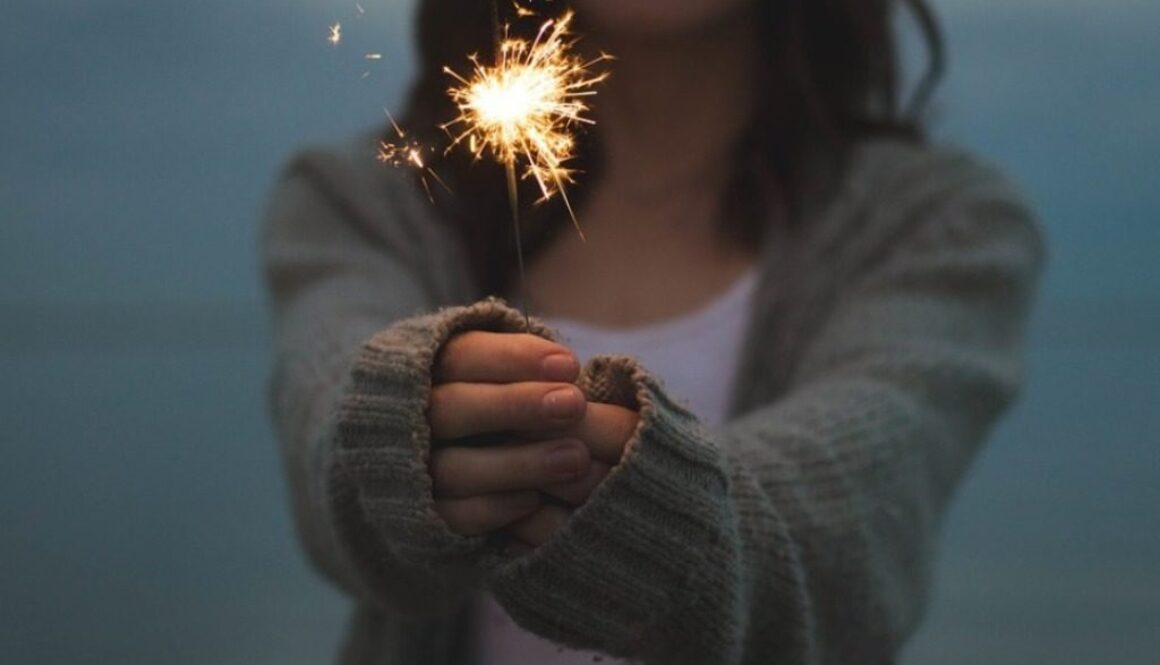 ragazza con fiammella