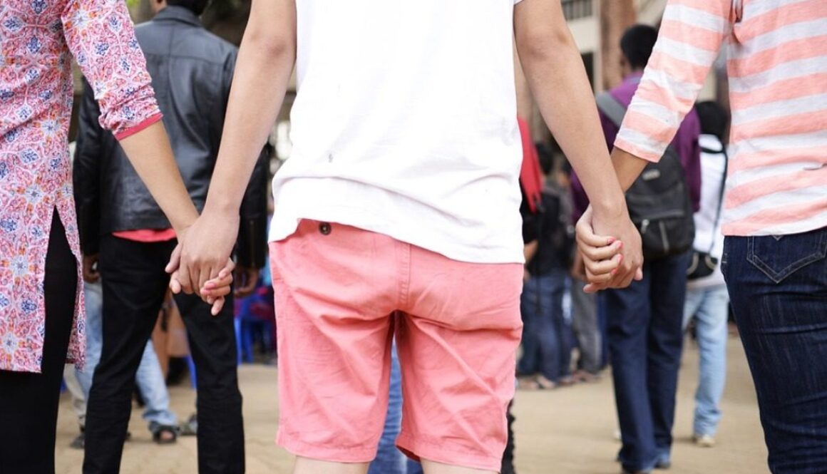 pesone in cerchio che si tengono per mano