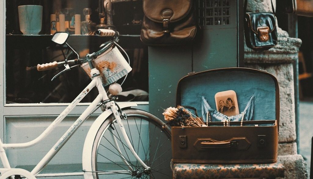 negozio vintage con bicicletta bianca