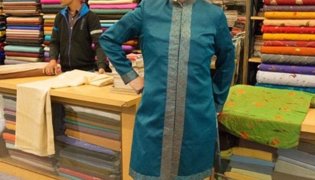 commesso indiano in un negozio di stoffe