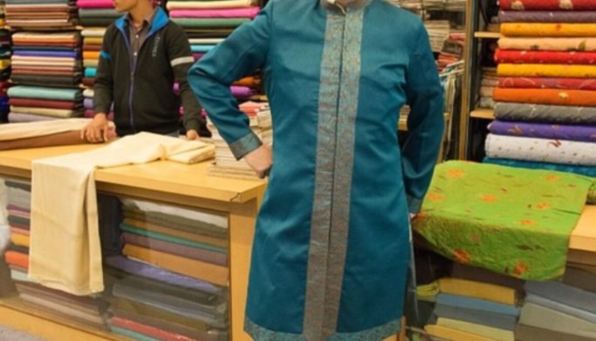 commesso indiano in un negozio di stoffe