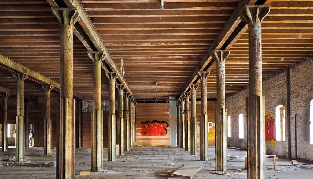 magazzino abbandonato con travi di legno
