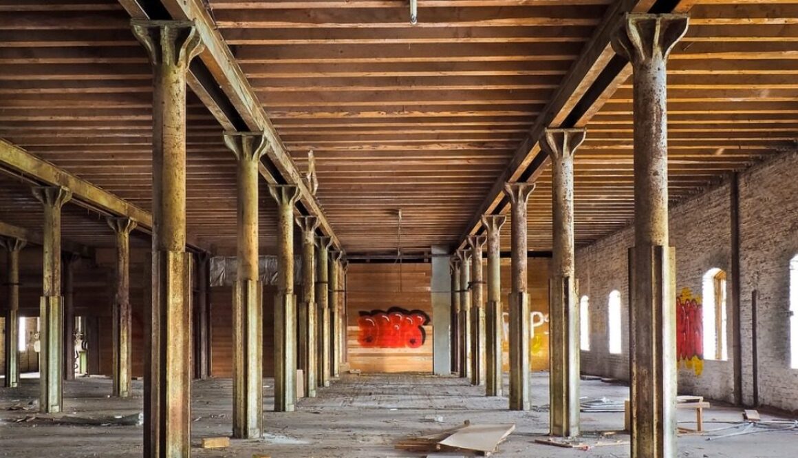 magazzino abbandonato con travi di legno