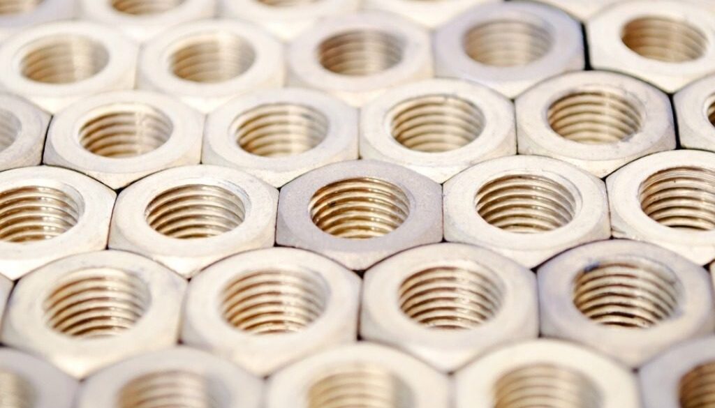 dadi di bullone accostati