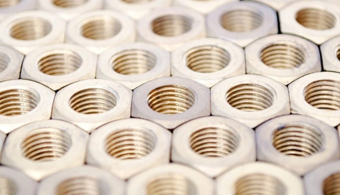 dadi di bullone accostati