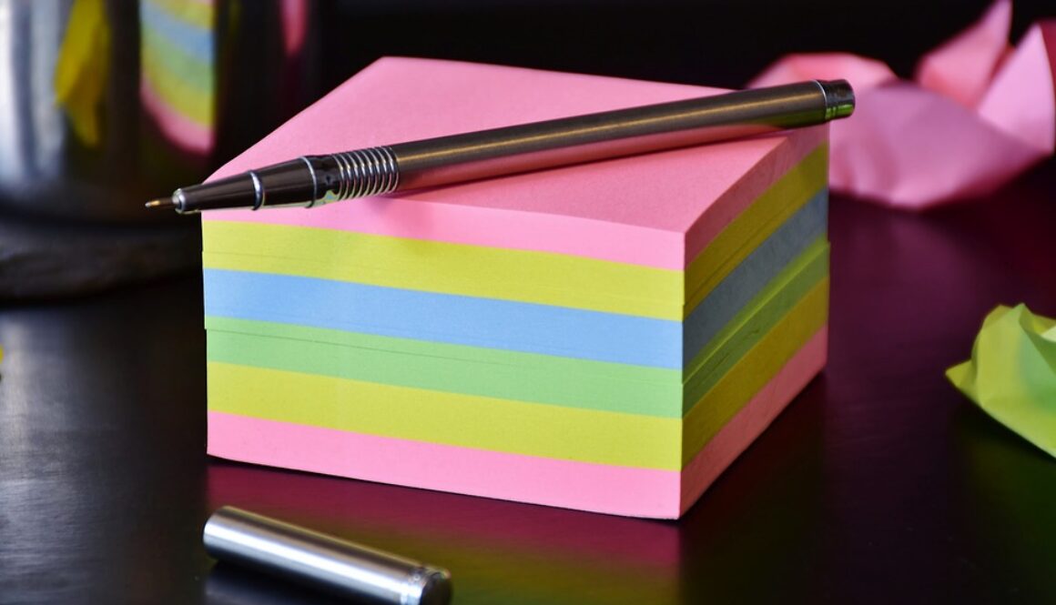 clocco di post-it colorati e penna