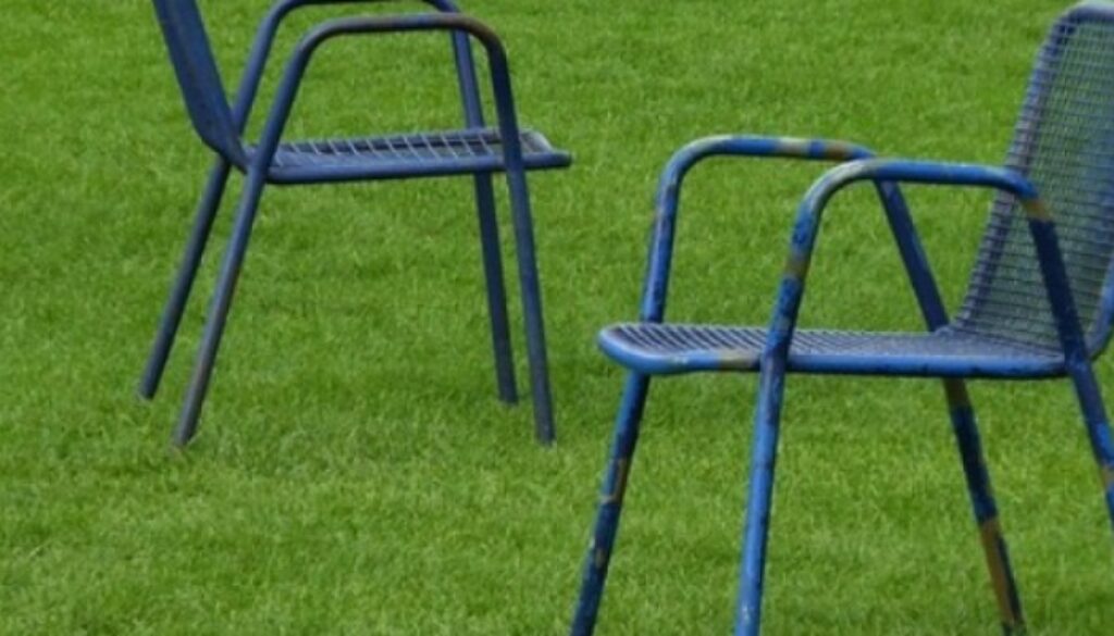 sedie in un prato. il mediatore culturale favorisce l'incontro tra due culture diverse