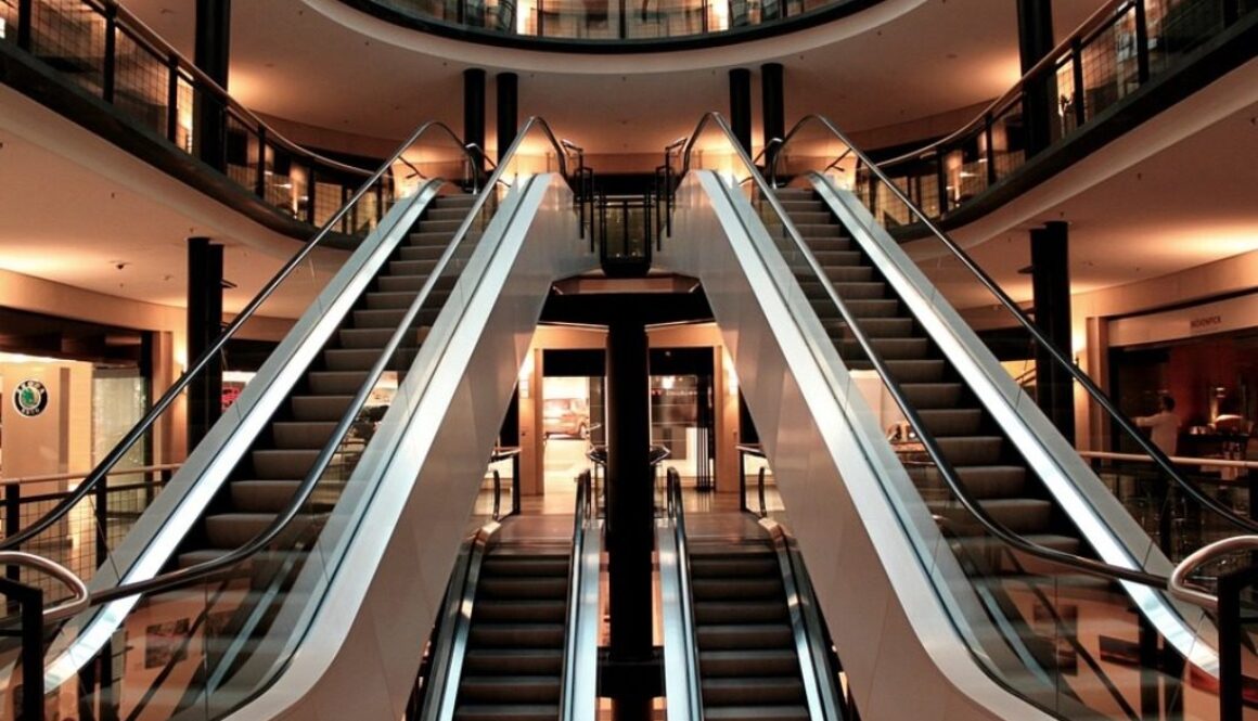 scale mobili di un centro commerciale