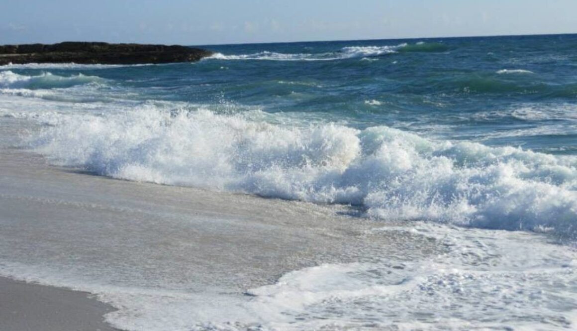 spiaggia di is arutas con onde alte