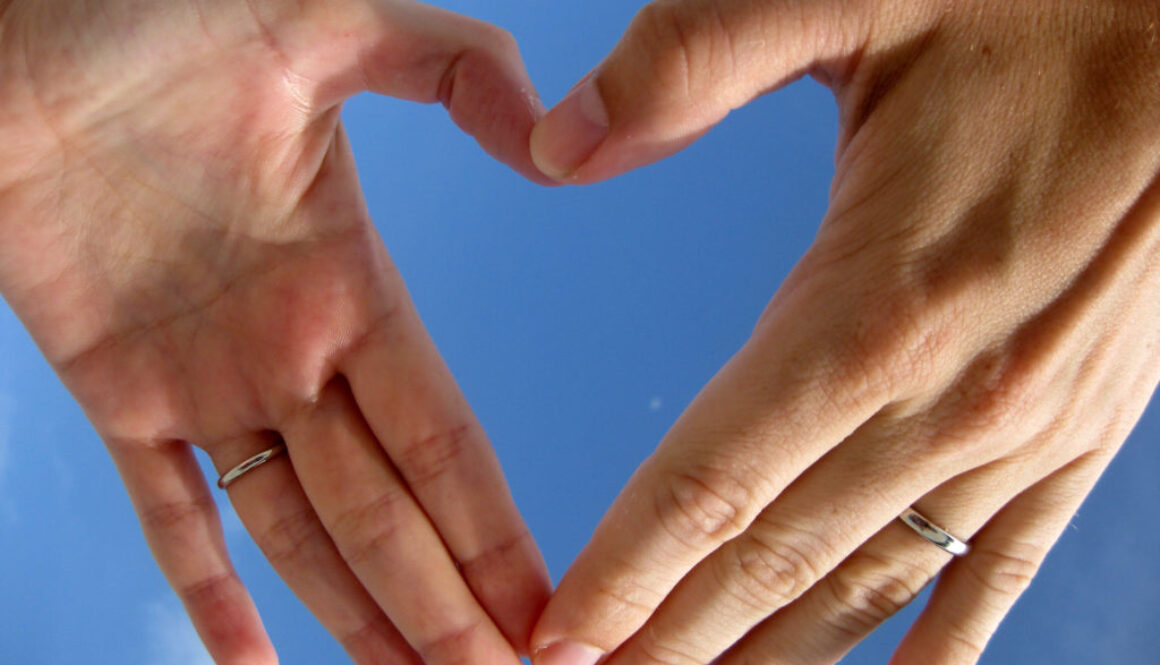 Two_left_hands_forming_a_heart_shape