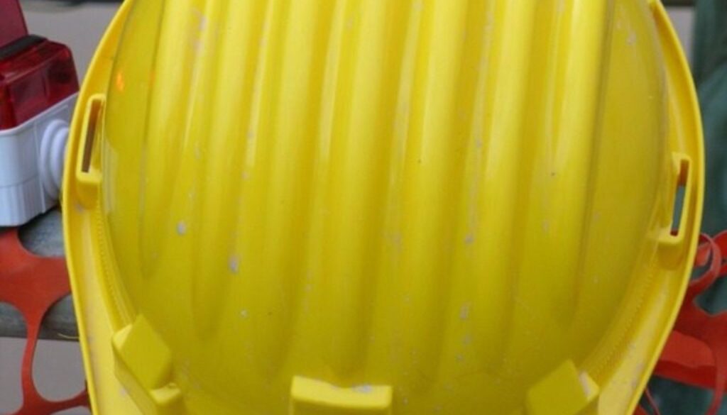 caschetto giallo di sicurezza