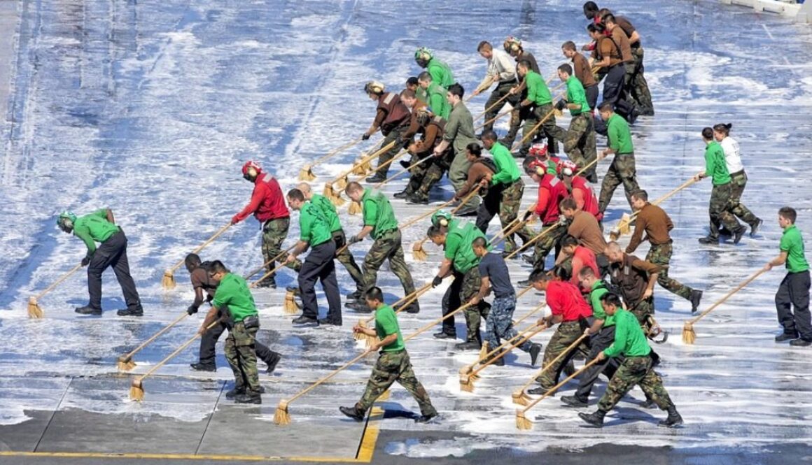 marinai che puliscono il ponte di una nave