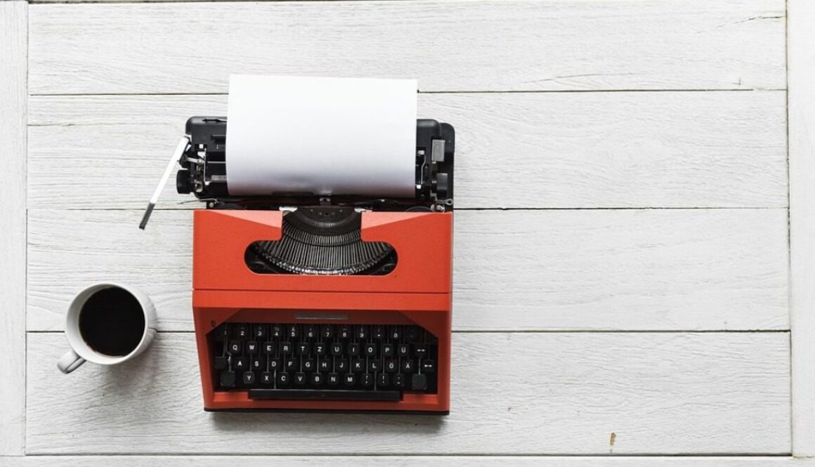 macchina da scrivere rossa su fondo chiaro