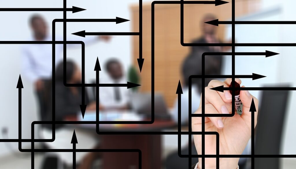 persone sullo sfondo, grafico con freccette disegnato sopra