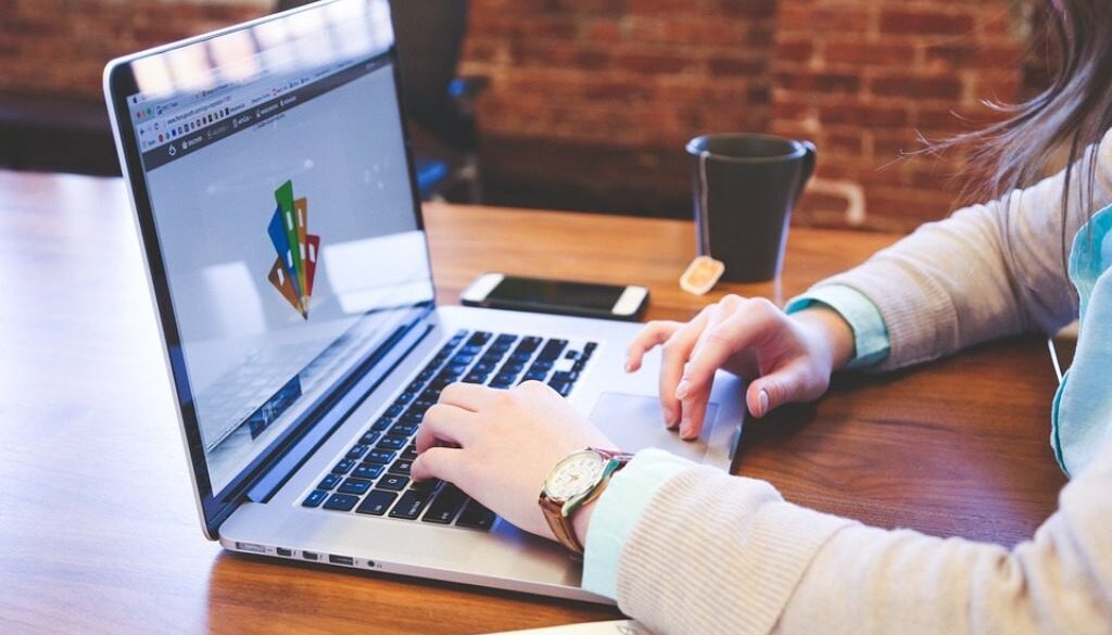 persona davanti a un computer