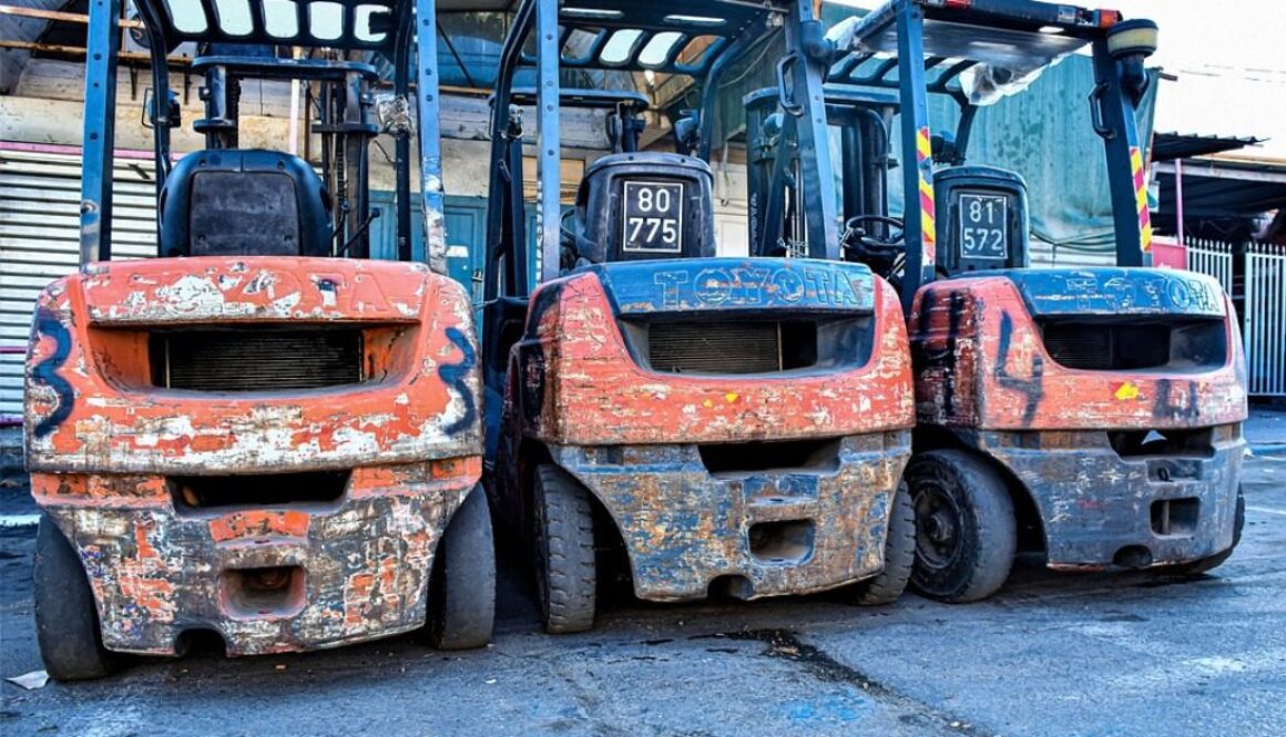 carrelli elevatori vecchi e sporchi