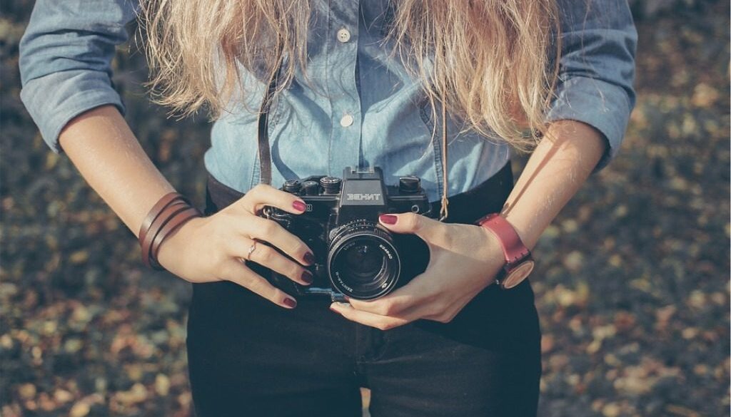 ragazza che fotografa