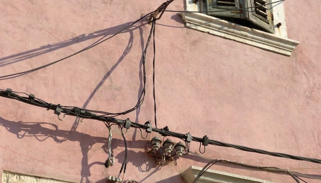 muro esterno di una casa con vecchio impianto elettrico