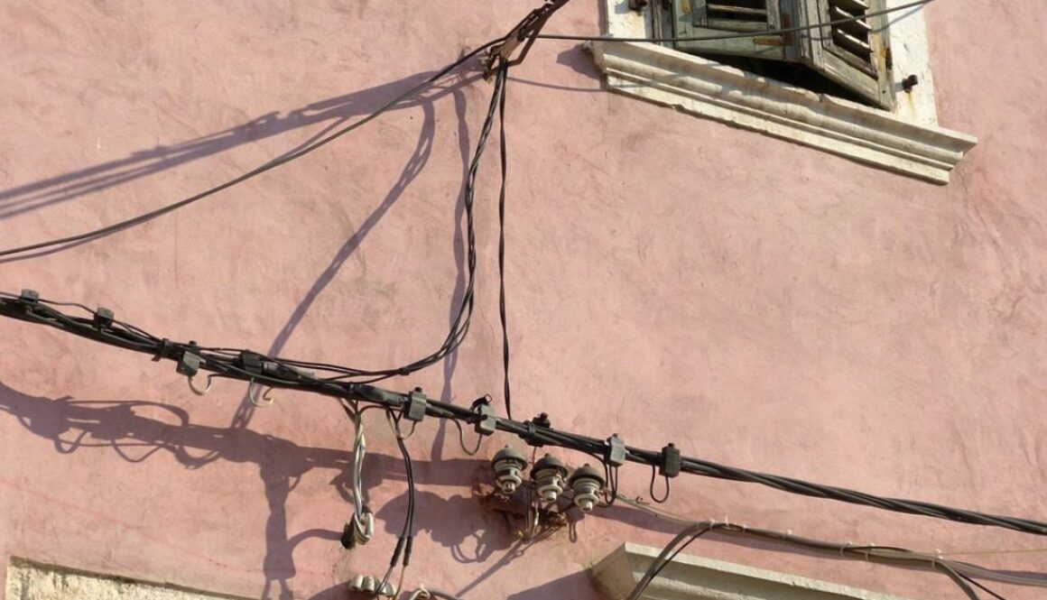 muro esterno di una casa con vecchio impianto elettrico