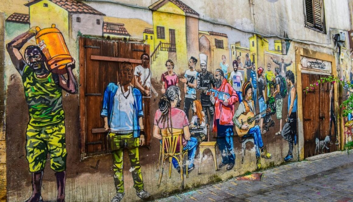 murale raffigurante persone di diverse etnie