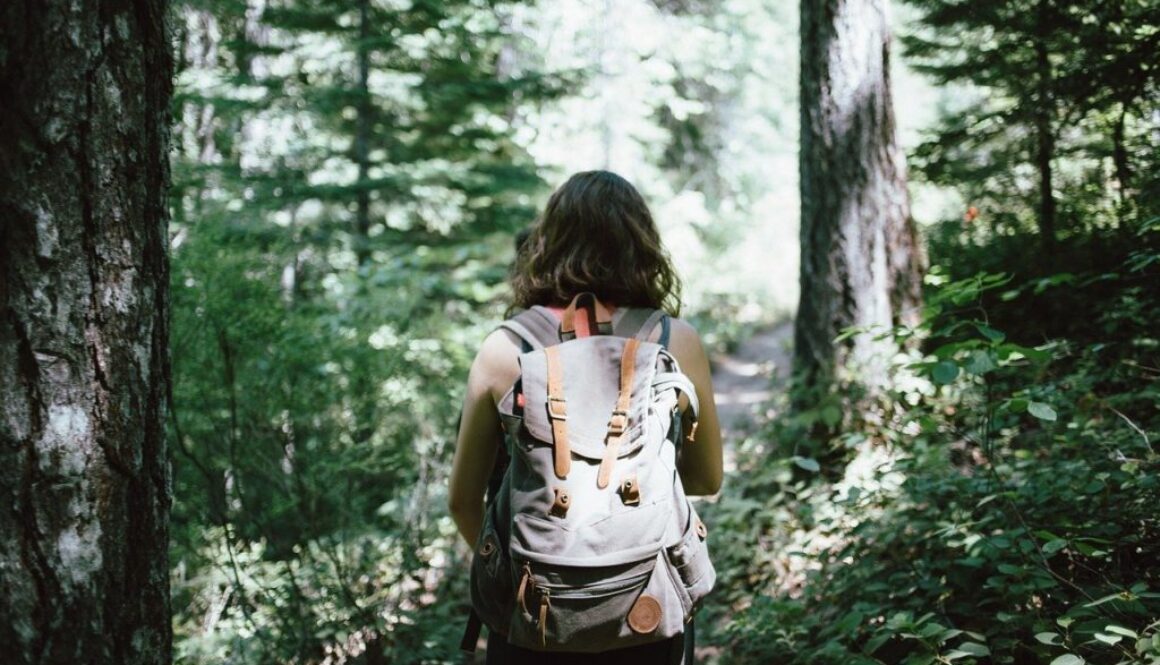 ragazza escursionista in un bosco