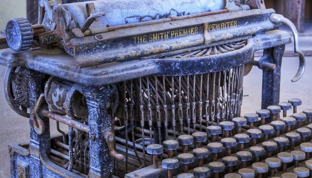 macchina da scrivere antica e impolverata