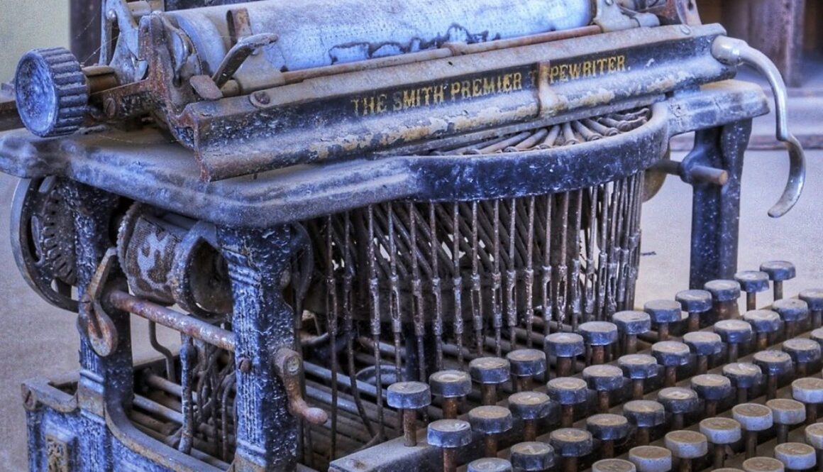 macchina da scrivere antica e impolverata