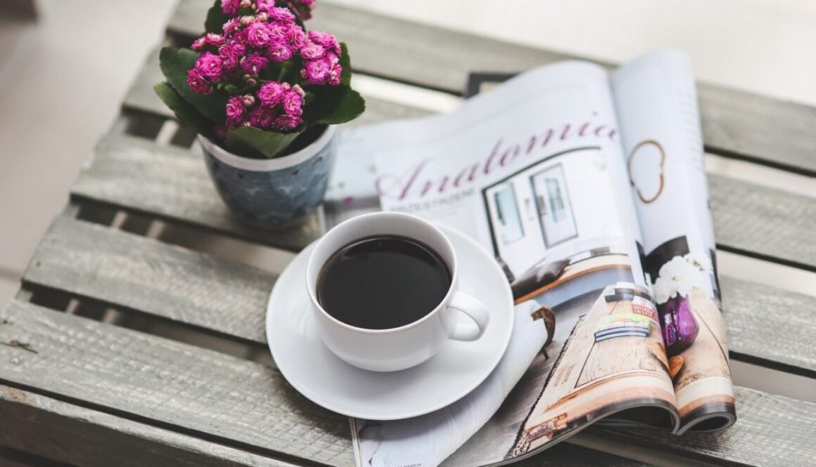 giornale, caffè, mazzolino di fiori. pausa relax