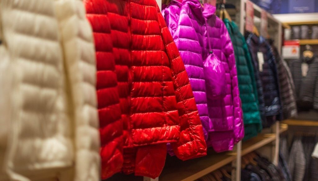 piumini appesi in un negozio