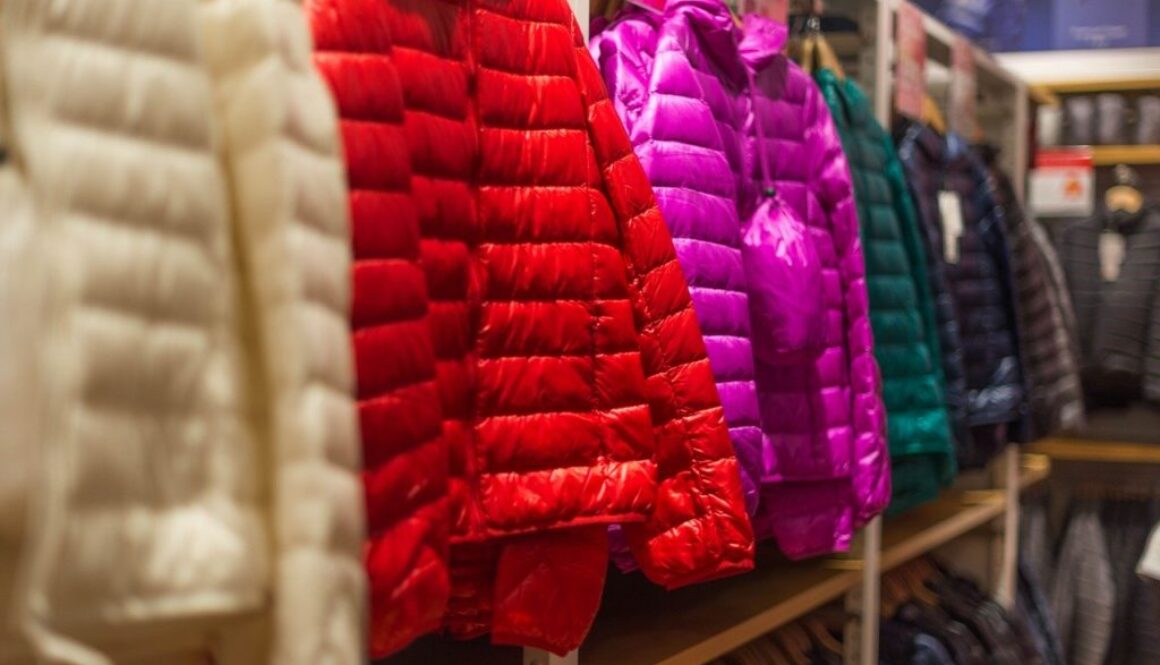 piumini appesi in un negozio