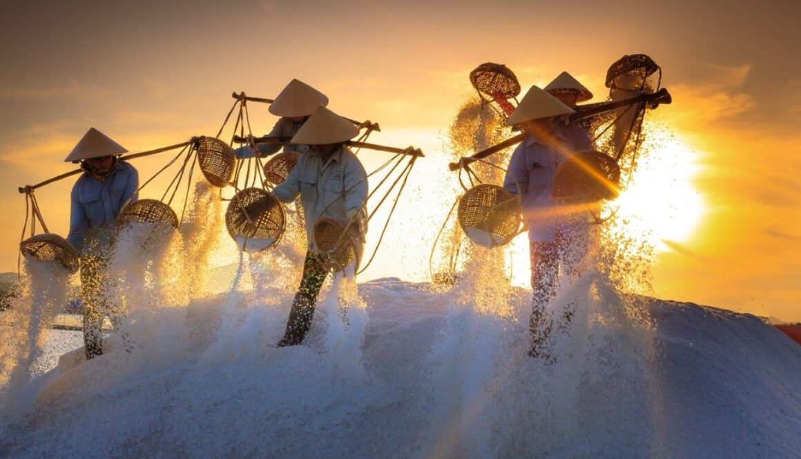 uomini orientali che lavorano il sale