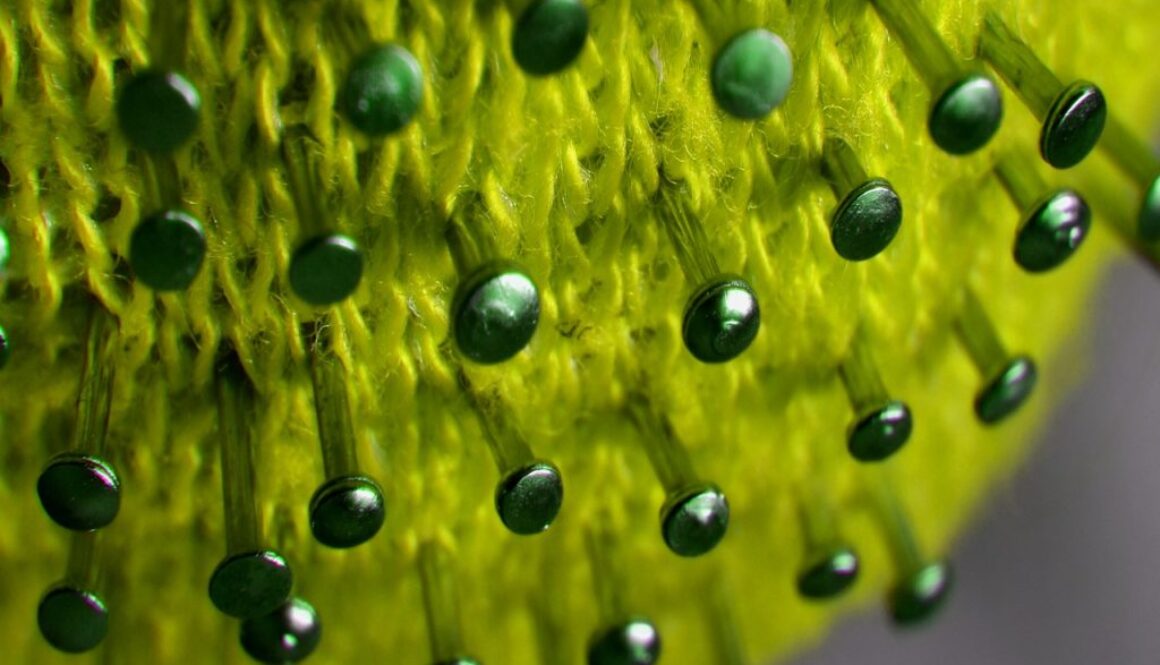 lavoro a maglia con spilli che rappresenta un coronavirus