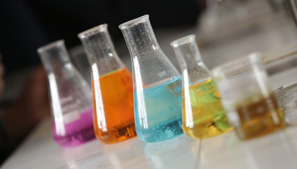 contenitori in vetro con liquidi colorati di laboratorio chimico