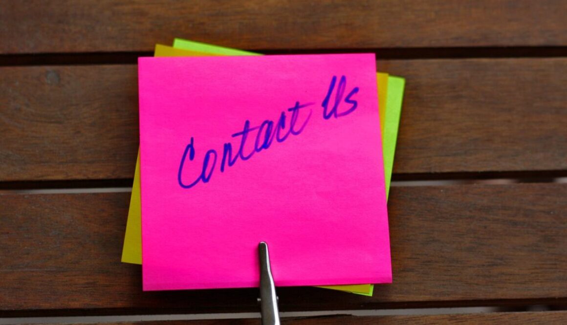 postiit fucsia con scritta contact us