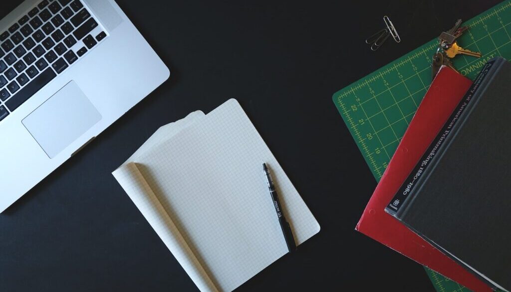 laptop, quaderno appunti, penna