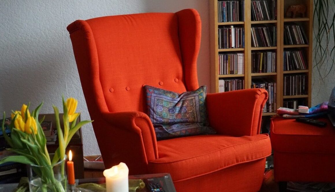 poltrona rossa in salotto