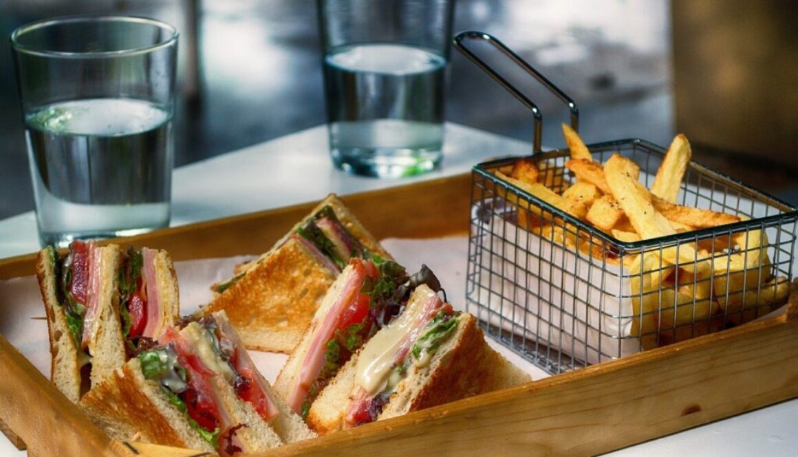 sandwich e patatine fritte su vassoio