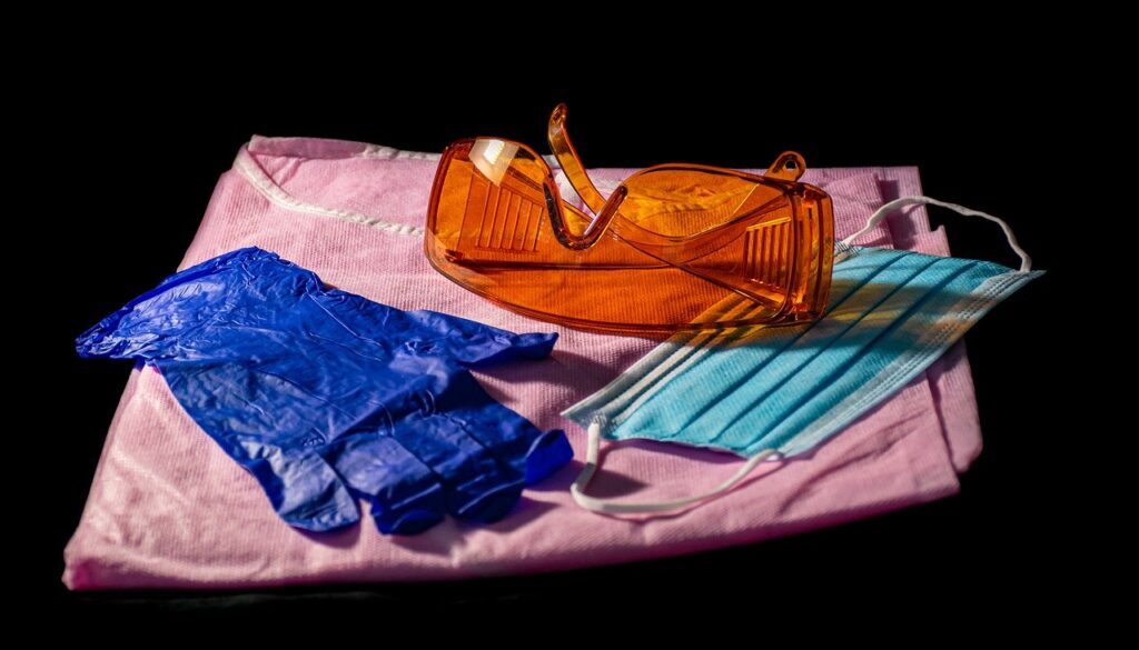 guanti, camice, mascherina, occhiali protettivi