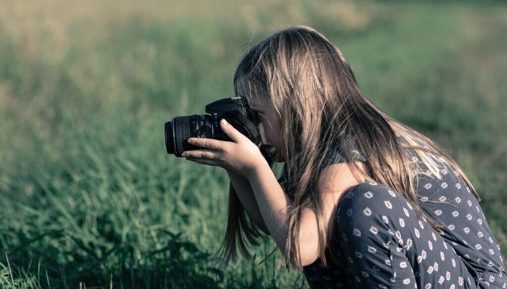 ragazza che fotografa all'aoperto