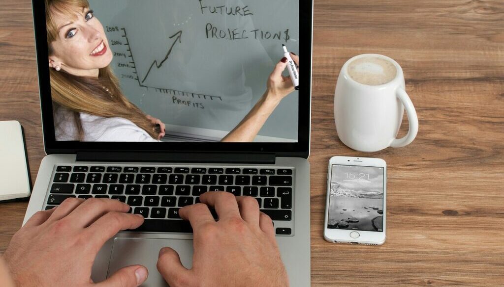 laptop con lezione on line