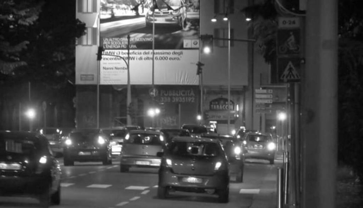 imaggine notturna di strade di Brescia