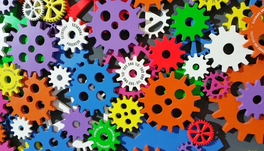 ingranaggi colorati di plastica