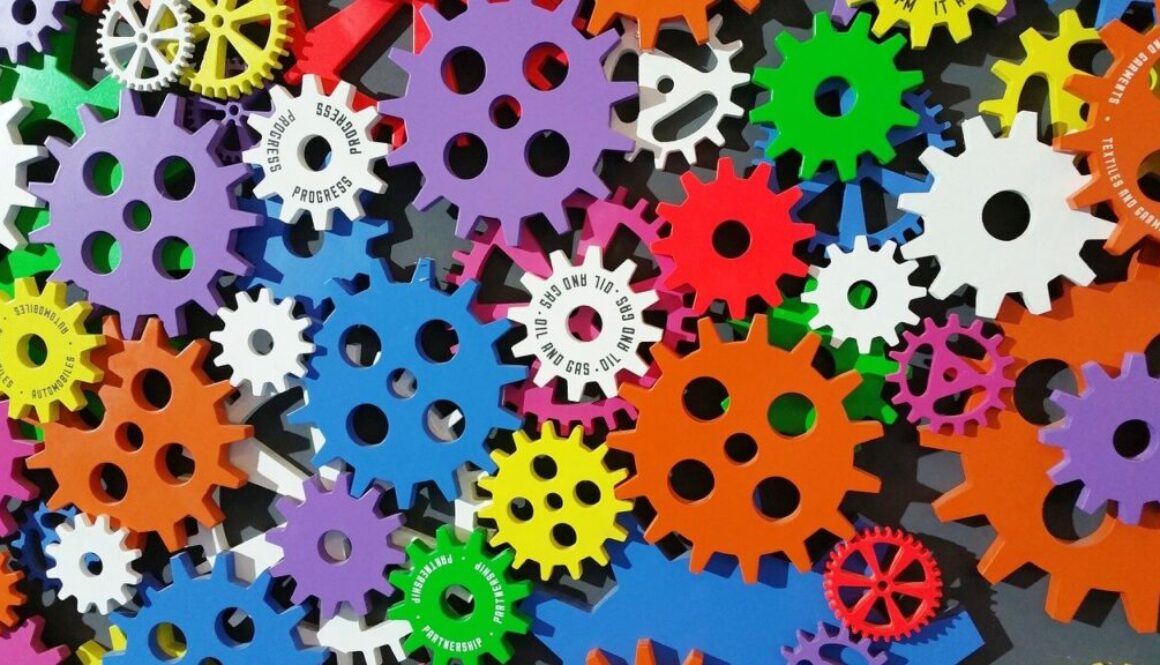 ingranaggi colorati di plastica