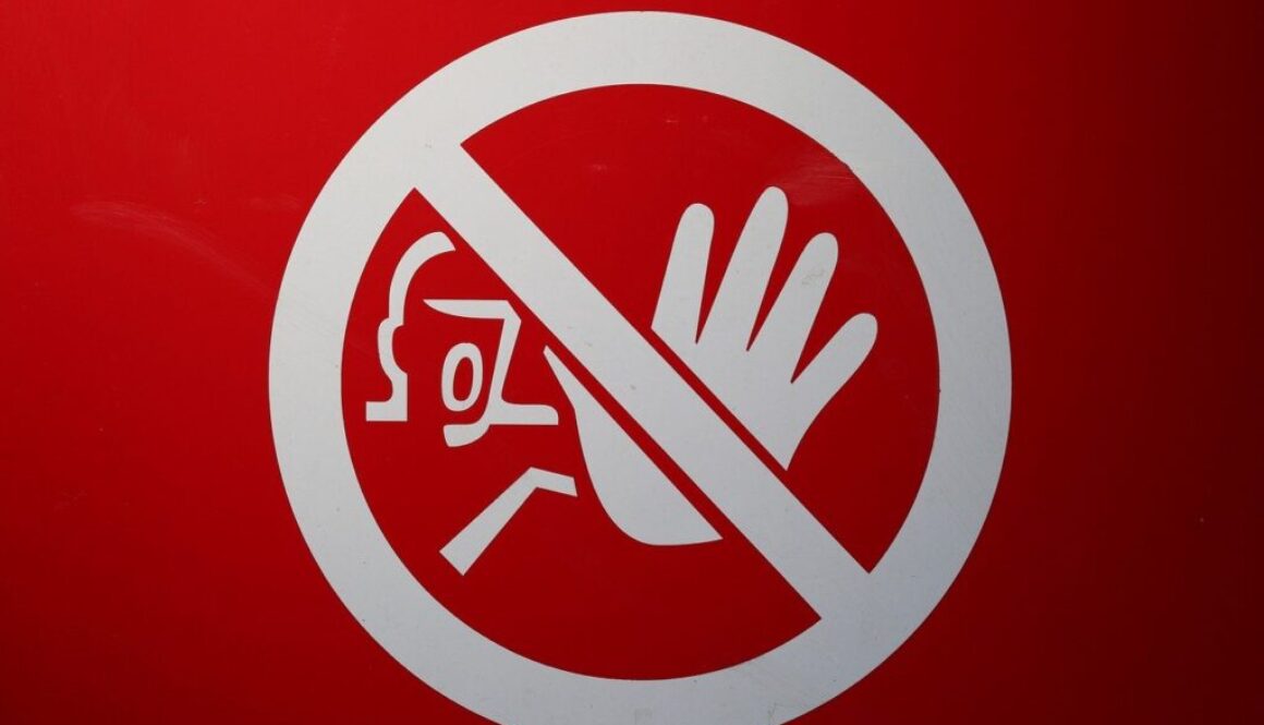 cartello di divieto. Sai quali sono le domande vietate nel colloquio di lavoro?