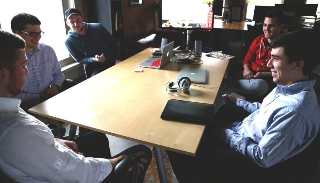 ragazzi attorno a un tavolo