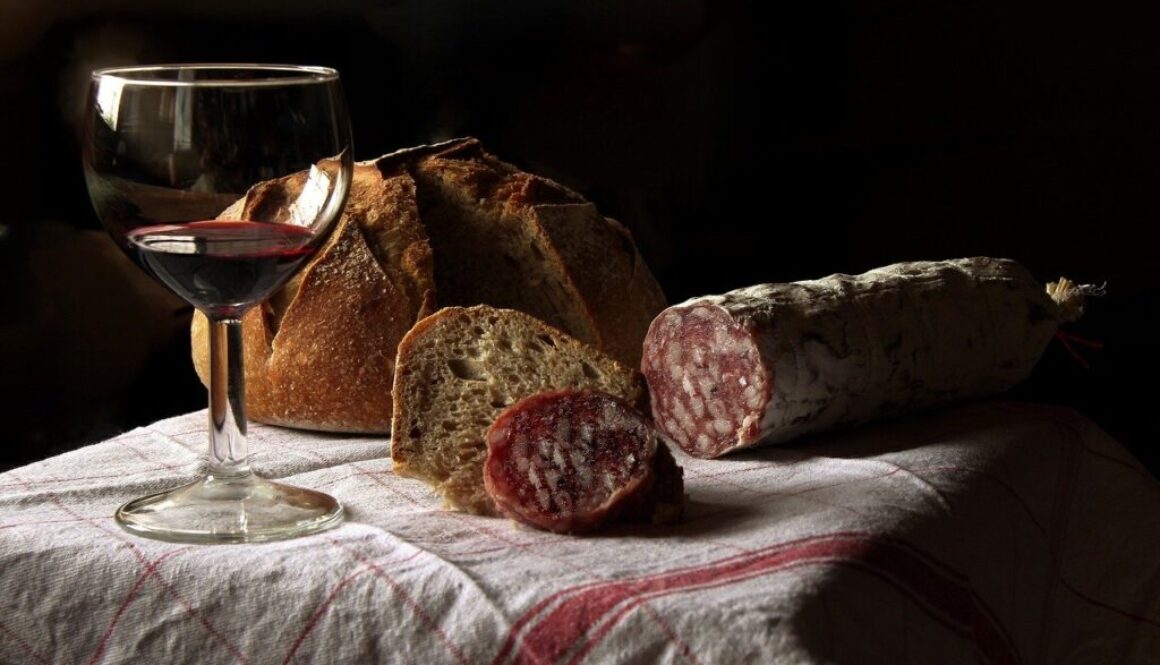 vino rosso, pane e salame
